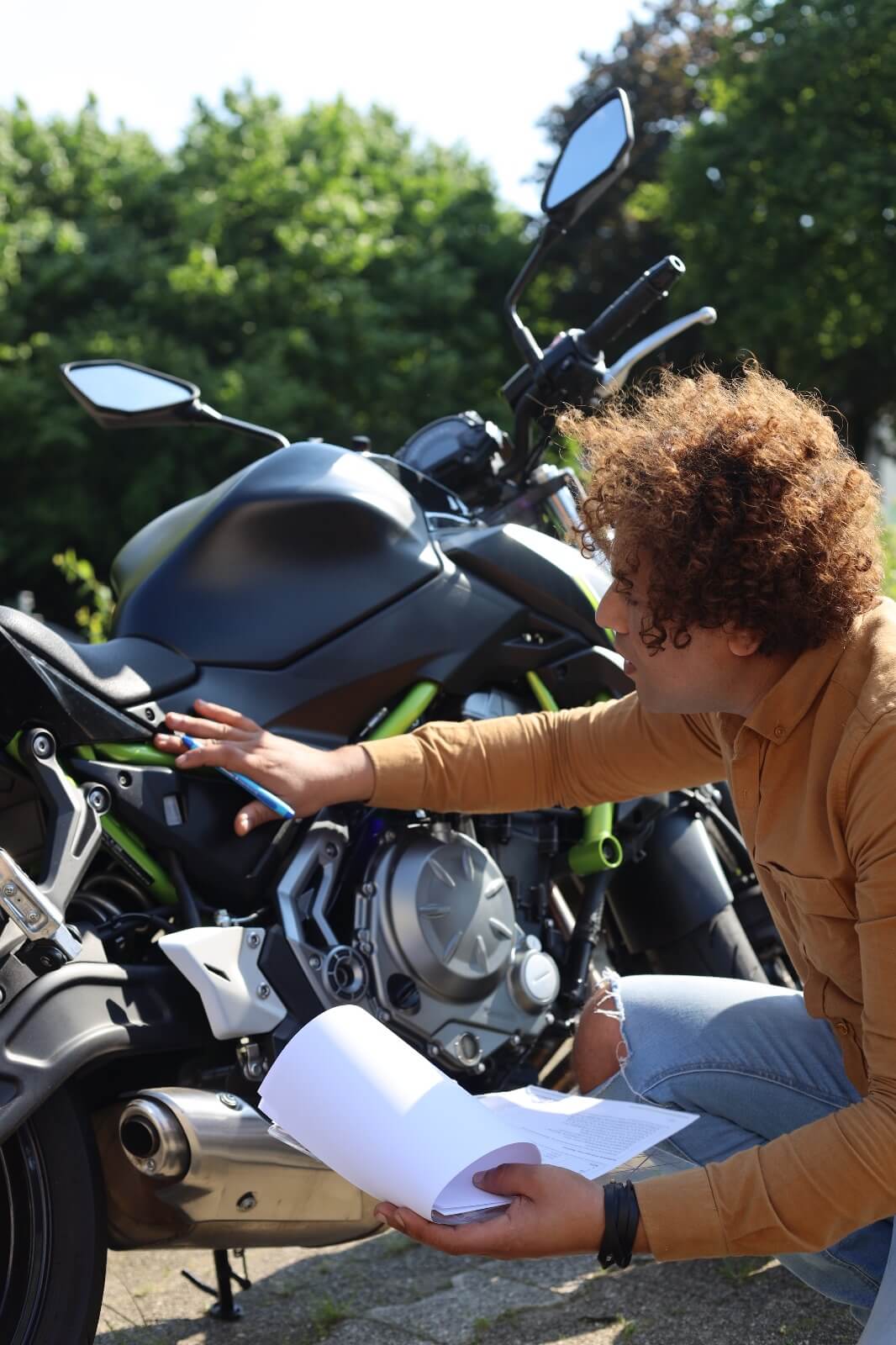 Brahim Ouchayan bei der Begutachtung eines Motorrads
